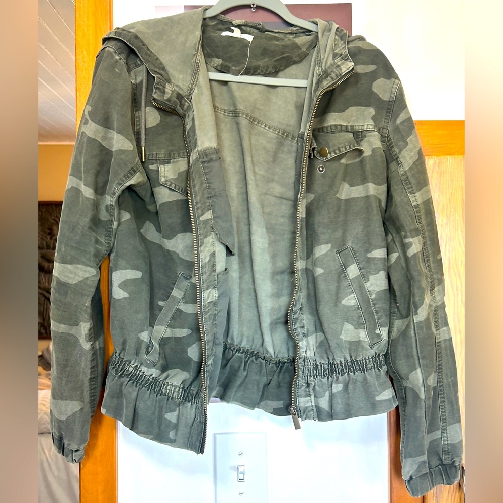 Women’s light weight camo jacket